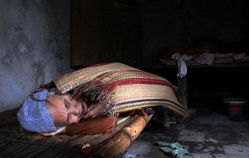 Xót thương cụ già 90 nằm co quắp trong manh chiếu rách